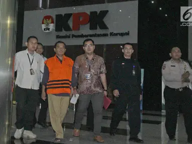 Tersangka Bupati Purbalingga, Tasdi kenakan rompi oranye usai pemeriksaan di Gedung KPK, Jakarta, Selasa (5/6). KPK menetapkan Bupati Tasdi sebagai tersangka kasus dugaan suap pembangunan Purbalingga Islamic Center. (Liputan6.com/Herman Zakharia)