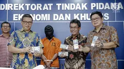 Dirtipideksus, Brigjen Agung Setya (kedua kanan) menunjukan uang palsu saat rilis di Bareskrim Polri, Jakarta, Jumat (16/6). Dalam penangkapan polisi mengamankan 1.000 lembar uang pecahan Rp 50.000 palsu. (Liputan6.com/Faizal Fanani)