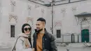 Shireen Sungkar memilih Turki untuk liburan akhir tahun. Bersama suaminya, Tengku Wisnu, Shireen mengenakan coat padding putih serasi dengan sling bag dan sneakersnya. Dipadukan kerudung hitam yang senada dengan warna celananya. [@shireensungkar]