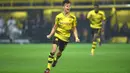 Barcelona dikabarkan terpikat dengan penampilan pemain muda Dortmund, Julian Weigl. Namun Barcelona tidak sendirian Manchester Ciy pun ikut mengincar tnda tangan pemain tersebut. (AFP/Patrik Stollarz)