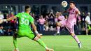 Pemain Inter Miami, Lionel Messi (kanan) berusaha mencetak gol ke gawang Toronto FC yang dijaga oleh Tomas Romero pada laga lanjutan Liga Amerika Serikat (MLS) di DRV PNK Stadium, Florida, Amerika, Kamis (21/09/2023) dini hari WIB. (AFP/Chris Arjoon)