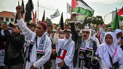 Pengunjuk rasa menyerukan serta mendesak diakhirinya serangan militer Israel di seluruh wilayah Gaza. (JUNI KRISWANTO/AFP)