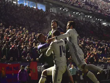 Selebrasi para pemain Real Madrid saat  Isco mencetak gol ke gawang Osasuna pada lanjutan La Liga di El Sadar stadium, Pamplona, (11/2/2017).  Real Madrid menang 3-0. (AP/Alvaro Barrientos)