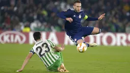 Aissa Mandi yang merupakan pemain Real Betis piawai dalam bermain sebagai bek tengah. Ia juga mampu tampil sebagai bek kiri dan bek kanan. (Foto: AFP/Cristina Quicler)