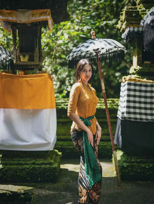 <p>Anya Geraldine ternyata cukup sering membagikan potret dirinya memakai kebaya. Dalam foto ini, Anya terlihat mengenakan kebaya lengan sedang berwarna kuning gelap, dengan kain panjang sebagai bawahan, dan selendang berwarna hijau yang diikatkan di pinggang. Foto: Instagram.</p>