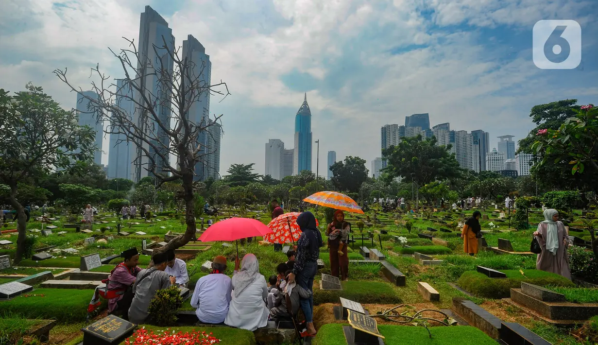 Usai salat Idul Fitri 1445 Hijriah, TPU Karet Bivak dibanjiri warga yang melakukan ziarah makam. (merdeka.com/Arie Basuki)