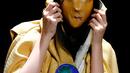 Seorang model berpose mengenakan busana dari desainer writtenafterwards selama Autumn/Winter 2016 Tokyo Fashion Week di Jepang, (16/3/2016). Writtenafterwards membawa suasana mistis pada pagelaran busana ini. (REUTERS/Thomas Peter)