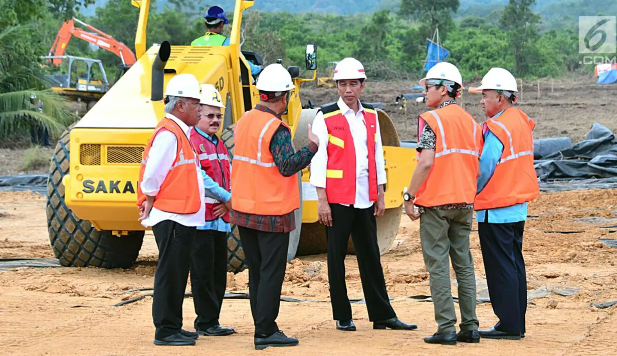 Presiden Joko Widodo saat memantau pembangunan jalan tol Padang-Pekanbaru, Sumatra Barat, Jumat , (9/2). Di ruas jalan tol Padang-Pekanbaru ini juga akan dibangun terowongan terpanjang di Indonesia. (Liputan6.com/Pool/Biro Setpres)