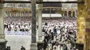 Mereka mempersiapkan diri untuk wukuf di Arafah, mabit di Muzdalifah, dan melontar jumrah di Mina, yang merupakan rukun haji yang wajib. (Foto oleh AFP)