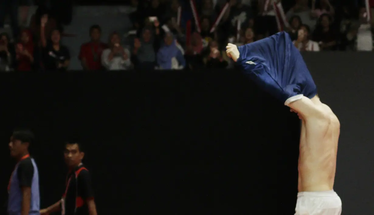 Pebulutangkis Denmark, Anders Antonsen, melakukan selebrasi buka baju usai mengalahkan wakil Jepang, Kento Momota, pada laga Indonesia Masters 2019 di Istora, Jakarta, Minggu (27/1). Antonsen menang 21-16, 14-21, 21-16. (Bola.com/M Iqbal Ichsan)