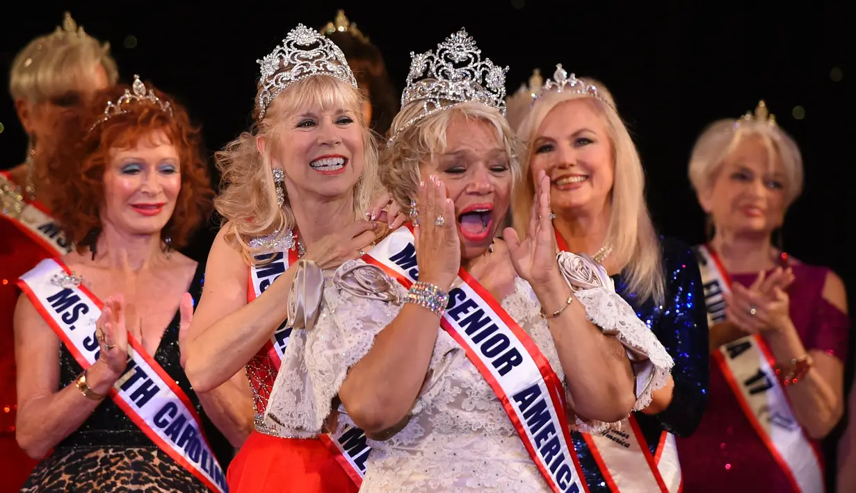Ekspresi Miss New Jersey, Carolyn Slade Harden (depan) usai namanya diumumkan sebagai pemenang Miss Senior America 2017 di Atlantic City, New Jersey (19/10). Wanita berusia 73 tahun itu pernah bekerja sebagai penyanyi. (AFP Photo/Timothy A. Clary)
