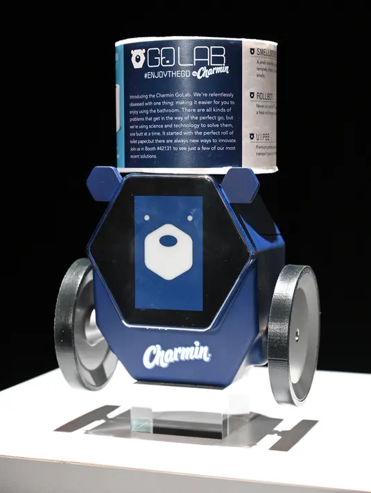 Robot Charmin RollBot dipamerkan saat pameran teknologi CES 2020 di Las Vegas, Amerika Serikat, Minggu (5/1/2020). Charmin RollBot dapat mengirimkan gulungan kertas toilet baru ke kamar mandi ketika dipanggil. (Robyn Beck/AFP)