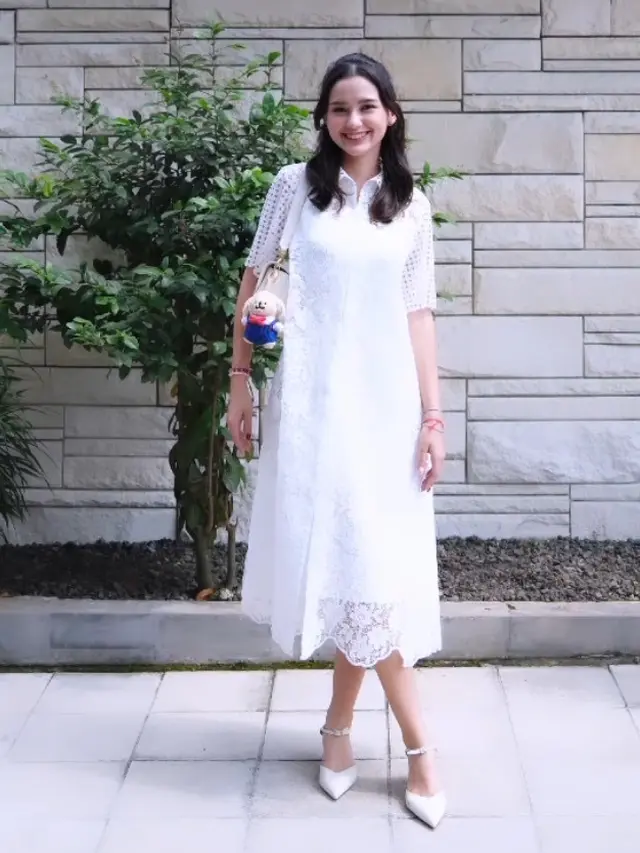 Outfit Sarah Menzel Ikut Acara Tunangan Keponakan Anang. [@ssarah_menzel]
