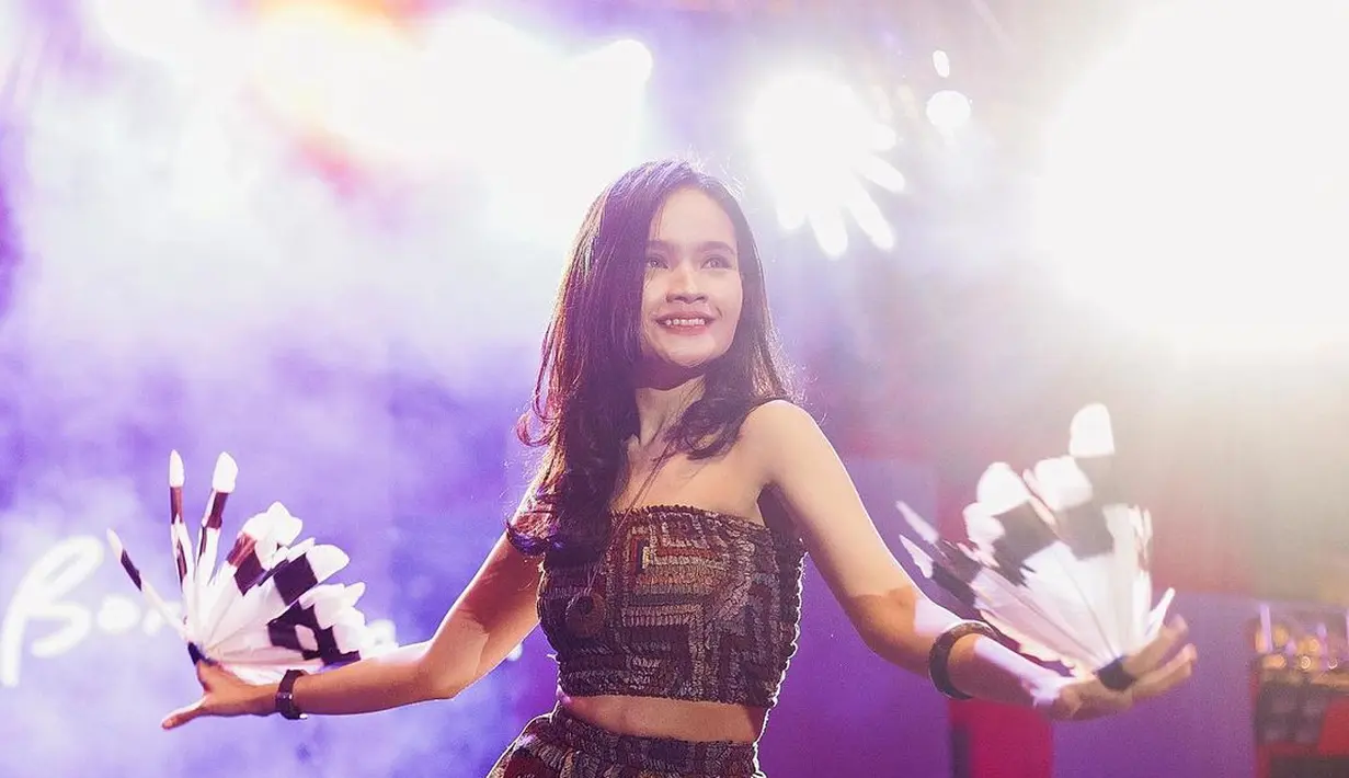 Dari tampil berbalut strapless bandeau top motif etnik dengan aksesoris kirip yang biasa dipakai penari suku dayak. @fannysoegi.