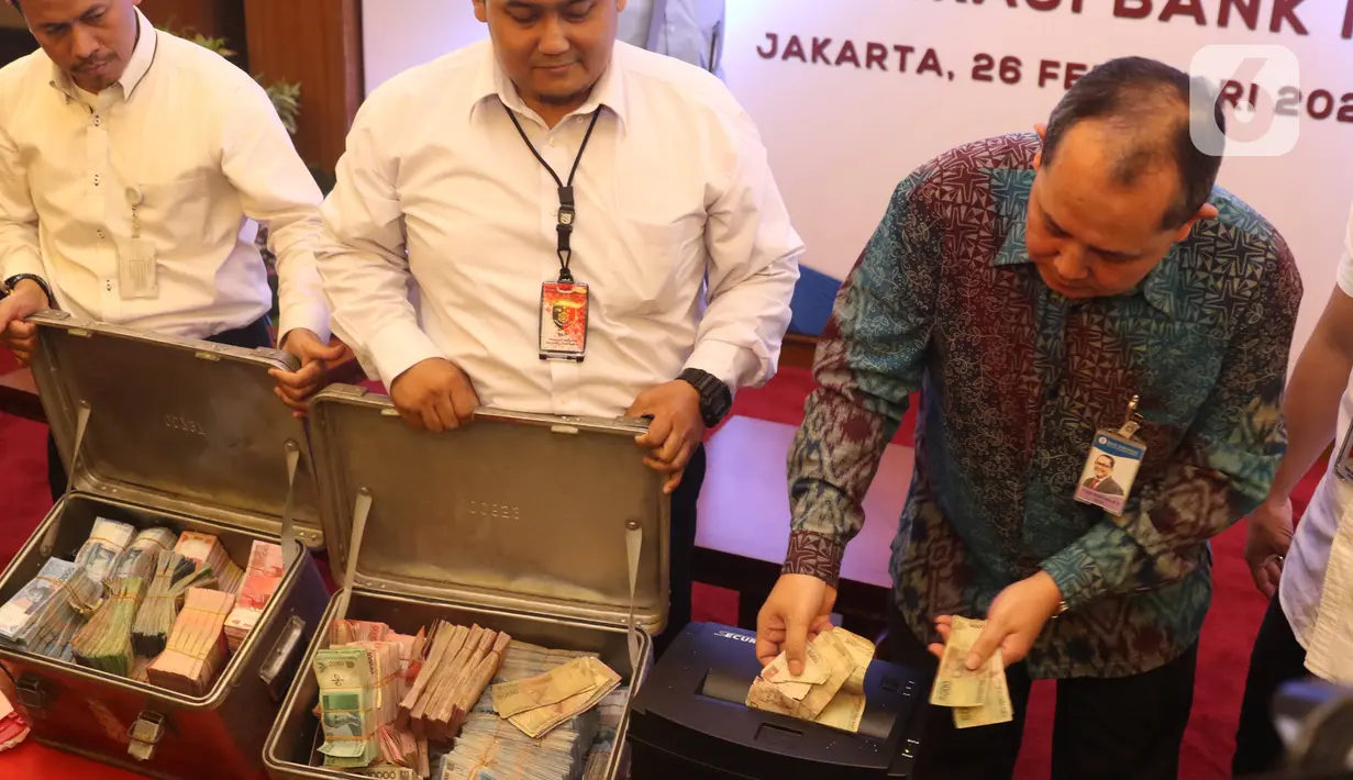 Direktur Departeman Pengelolaan Uang Bank Indonesia Yudi Harymukti (kanan) memusnahkan uang palsu di gedung Bank Indonesia, Jakarta, Rabu (26/2/2020). Bank Indonesia memusnahkan 50.087 lembar uang Rupiah palsu. (Liputan6.com/Angga Yuniar)