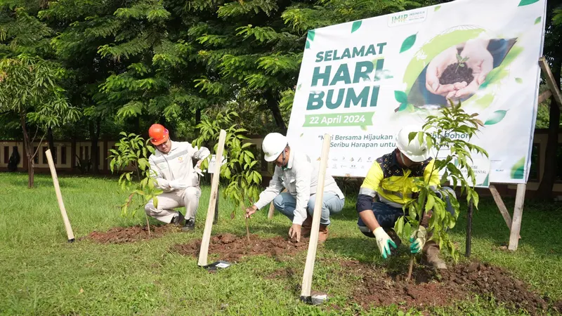 PT Indonesia Morowali Industrial Park (IMIP) menanam seribu pohon di dalam area industri IMIP, pada Minggu (21/4/2024), senagao peringatan Hari Bumi. (Dok IMIP)