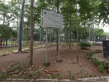 Kondisi Taman Tebet, Jakarta, Rabu (4/11/2020). Pemprov DKI berencana merevitalisasi Taman Tebet menjadi Tebet Eco Garden dengan membuat Infinity Connecting Bridge untuk menghubungkan Taman Tebet Utara dan Taman Tebet Selatan yang selama ini terpisah oleh Jalan Raya Tebet. (merdeka.com/Imam Buhori)