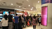 Demi Diskon, Masyarakat Rela Antre di Debenhams Senayan City