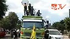 Ratusan mahasiswa di Kota Makassar, Sulsel, memperingati HKN dengan berunjuk rasa. Sejumlah mahasiswa UIN Makassar menyandera sebuah truk serta membakar ban. 