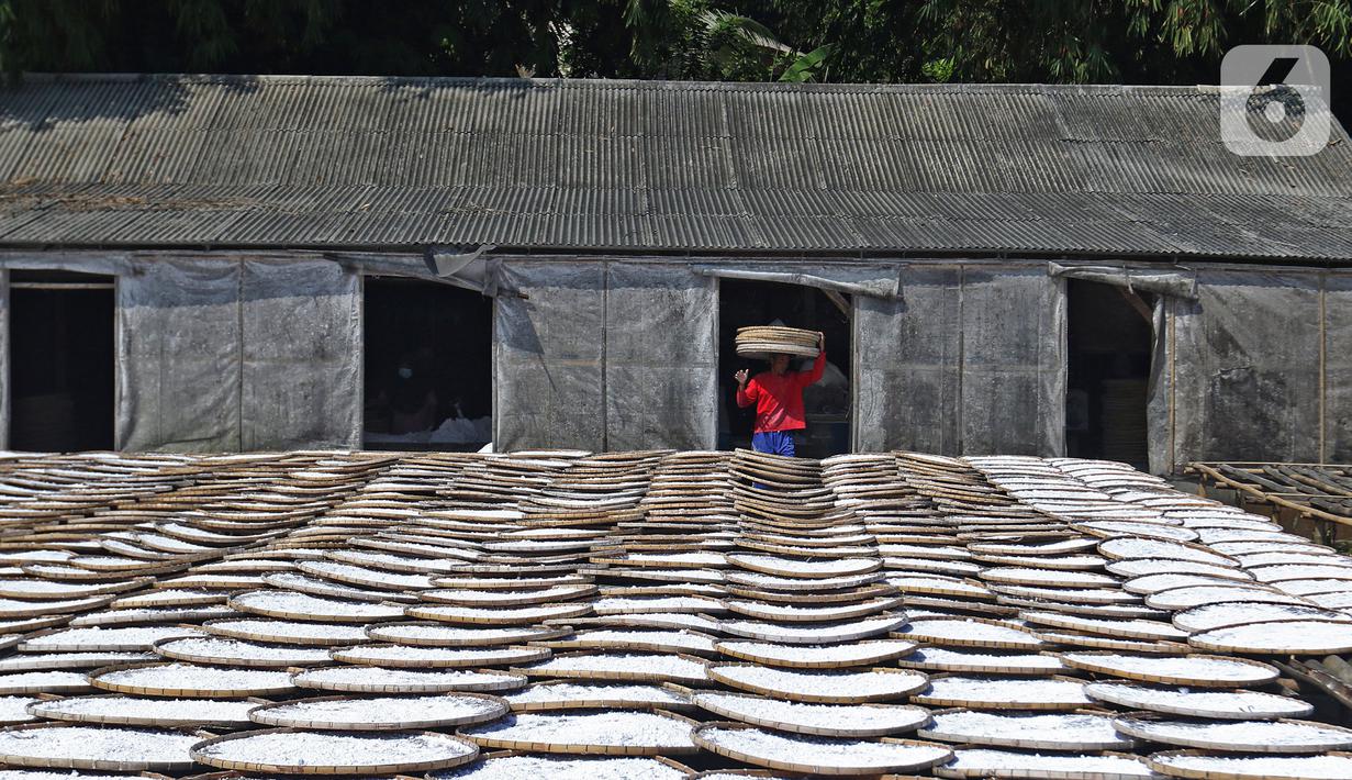 Pekerja bersiap menjemur tepung tapioka di industri rumahan kawasan Legok Nyenang, Kadumanggu, Kabupaten Bogor, Jawa Barat, Minggu (1/8/2021). Tepung tapioka dijual dengan harga Rp 10 ribu per kilogram. (Liputan6.com/Herman Zakharia)