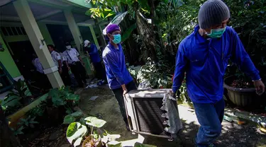 PT. KAI (Persero) melakukan pengosongan rumah mantan Kadaop 1 PT KAI, Eddy Sasongko, Jakarta, Kamis (24/4/2014) (Liputan6.com/Faizal Fanani).  