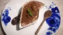 Tiramisu dengan hiasan ulat sutera terlihat ketika dihidangkan di restoran Insects in the Backyard, Bangkok, 20 Agustus 2017. Restoran kelas atas ini menjadi yang pertama membuka menu hidangan makanan dengan kombinasi serangga. (LILLIAN SUWANRUMPHA/AFP)