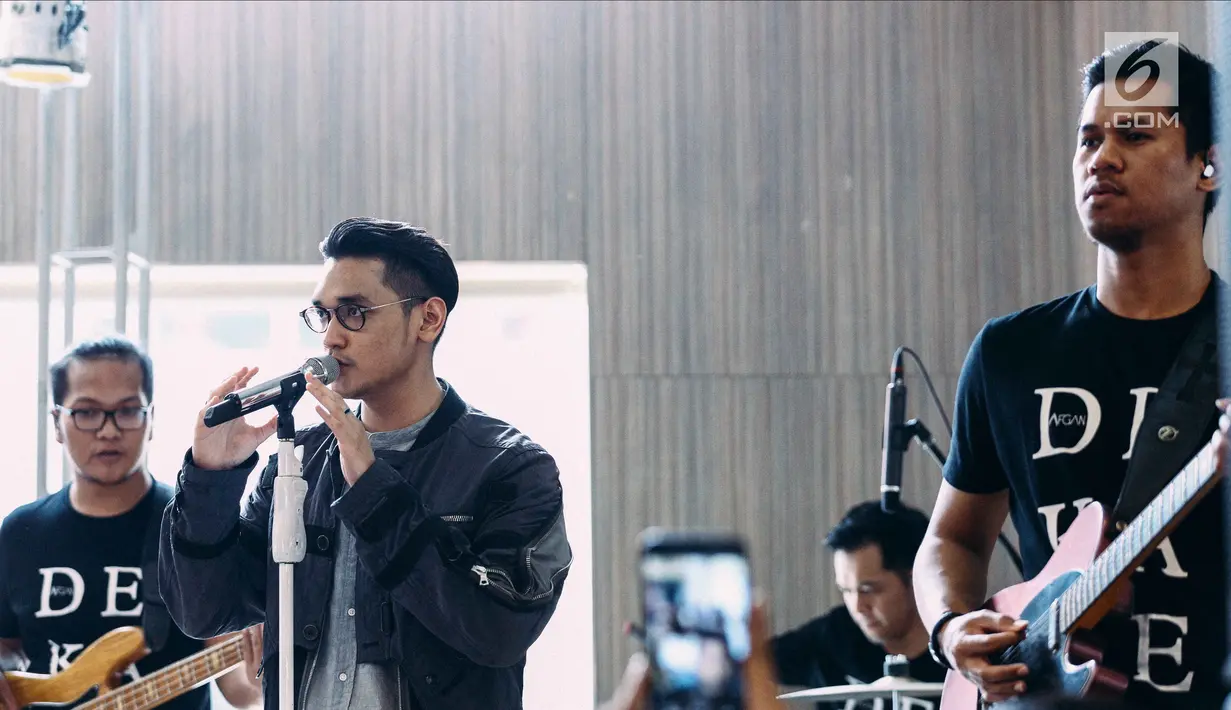 Aksi panggung Afgan saat launching album terbaru berjudul Dekade di Jakarta, Rabu (28/2). Album baru tersebut merayakan 10 tahun atau satu dekade Afgan selama menjadi artis rekaman. (Liputan6.com/Faizal Fanani)