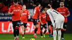 Reaksi penyerang Real Madrid asal Prancis, Kylian Mbappe terhadap gol kedua Osasuna yang dicetak oleh Raul Garcia selama pertandingan pekan ke-25 La Liga 2025/2026 di Stadion El Sadar, Pamplona pada Sabtu 21 Februari 2026 waktu setempat atau Minggu (22/2/2026) dini hari WIB. Bertandang ke markas Osasuna, Real Madrid tersungkur. (ANDER GILLENEA/AFP)