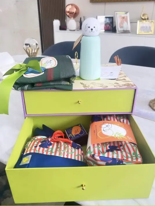 Potret Isi Hampers Lebaran Raffi Ahmad dan Nagita Slavina yang dibagikan Titi Kamal.credit: Instagram @titi_kamall