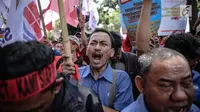 Sejumlah massa menggelar aksi unjuk rasa di depan kantor Kementerian BUMN, Jakarta, Senin (31/7). Dalam aksinya mereka  menuntut evaluasi Kementerian BUMN terkait adanya potensi kerugian negara. (Liputan6.com/Faizal Fanani)