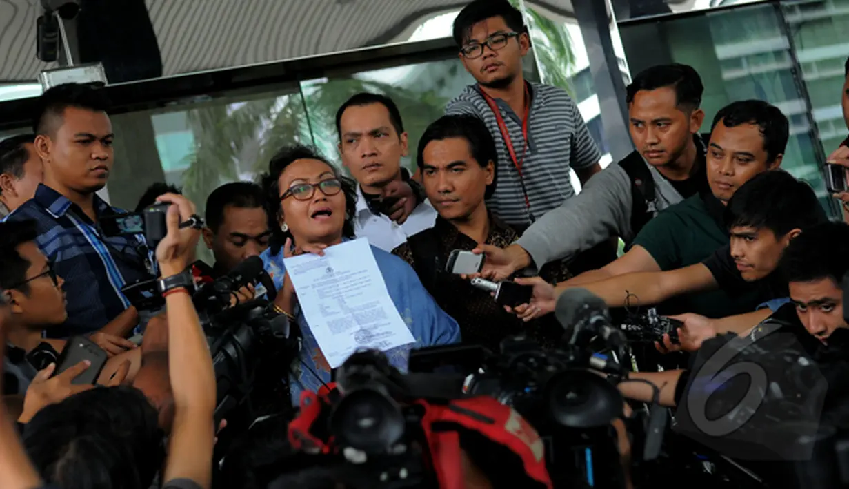 Nursyahbani Katjasungkana, memperlihatkan surat kuasa kepada wartawan di depan Gedung KPK, Jakarta, Selasa (17/2/2015). Kuasa hukum mengatakan ketua KPK Abraham Samad ditetapkan sebagai tersangka oleh pihak kepolisian. (Liputan6.com/Faisal R Syam)