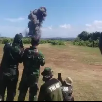 Para petugas nampak tengah mengamati asap hitam mengepul sesaat pemusnahan amunisi kadaluwarsa di Pantai Cijeruk-Cimerak, Kecamatan Cibalong, Garut, Jawa Barat. (Liputan6.com/Jayadi Supriadin)