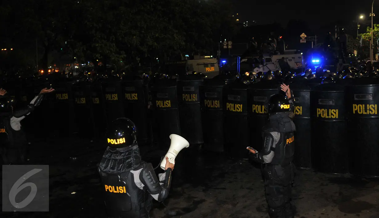 Polisi berjaga di depan Istana Merdeka, Jakarta, Jumat (30/10/2015). Polisi membubarpaksakan aksi buruh karena aksi sudah melewati batas waktu yang disepakati. (Liputan6.com/ Gempur M Surya)