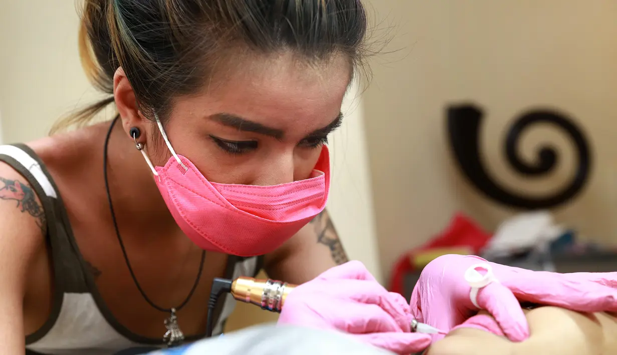 Sejak perpisahannya dengan suaminya Kiki Mirano, Sheila Marcia banting tulang demi menghidupi ketiga buah hatinya agar hidup lebih layak. (Galih W. Satria/Bintang.com)