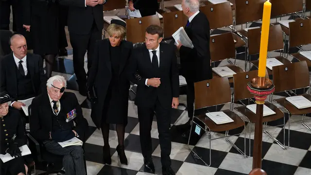 Presiden Prancis Emmanuel Macron dan istrinya Brigitte Macron