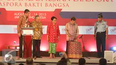 Wapres Jusuf Kalla memukul bedug tanda dibukanya Kongres ke-3 Diaspora Indonesia di Jakarta, Rabu (12/8). Kongres yang berlangsung selama 12-14 Agustus 2014 tersebut mengusung tema "Diaspora Bakti Bangsa". (Liputan6.com/Faizal Fanani)