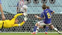 Pemain Timnas Jepang, Ritsu Doan mencetak gol pertama Jepang ke gawang Timnas Jerman dalam laga matchday pertama Grup E Piala Dunia 2022 di Khalifa International Stadium, Doha, Qatar, Rabu (23/11/2022) malam WIB. (AP/Matthias Schrader)