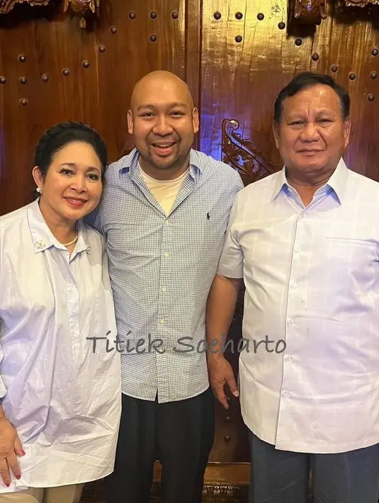Bahkan, ia kembali foto keluarga bersama putranya. Titiek mengenakan kemeja oversize lengan panjang dipadukan celana panjang beige. [@titieksoeharto]