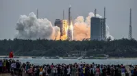 Roket Long March 5B membawa modul inti Stasiun Luar Angkasa Tianhe lepas landas dari Pusat Peluncuran Luar Angkasa Wenchang di Provinsi Hainan, China, Rabu (29/4/2021). Saat ini, satu-satunya stasiun ruang angkasa di orbit adalah Stasiun Ruang Angkasa Internasional, tidak termasuk China. (STR/AFP)