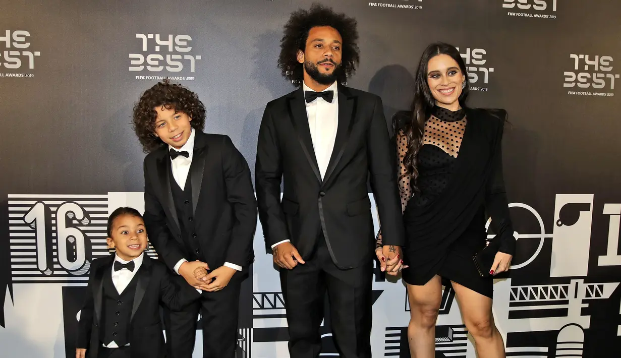 Bek Real Madrid asal Brasil Marcelo bersama istrinya Clarice Alves dan kedua anaknya berpose saat menghadiri penghargaan sepak bola FIFA Terbaik, di teater La Scala Milan, Italia utara (23/9/2019). (AP Photo/Luca Bruno)