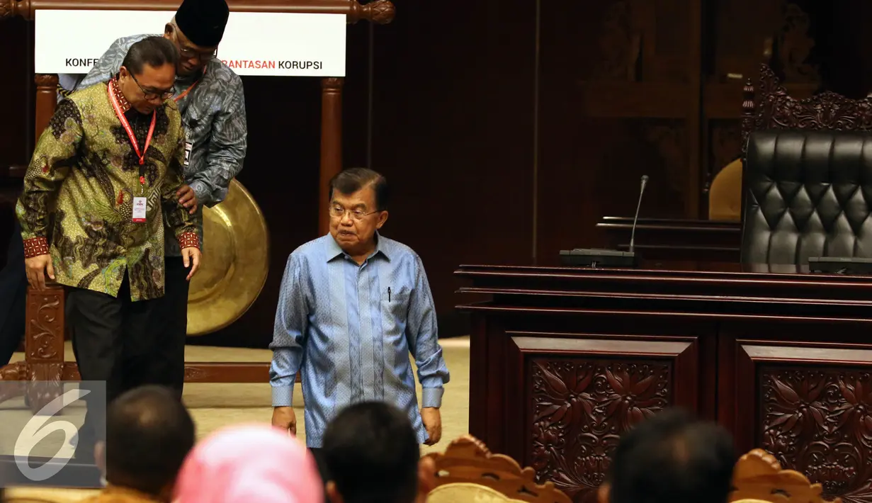 Wapres Jusuf Kalla usai memukul gong saat Pembukaan Konferensi Nasional Pemberantasan Korupsi Tahun 2015, Jakarta (3/12). KNPK ini mengusung tema "Evaluasi dan Konsolidasi Seluruh Elemen Bangsa Dalam Pemberantasan Korupsi". (Liputan6.com/Johan Tallo) 