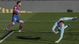 Masuk menit ke-32, Levante akhirnya bisa menyamakan kedudukan lewat sepakan voli Morales tanpa gangguan berarti. (Foto: AP/Manu Fernandez)