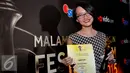 Jenny Jusuf mendapat penghargaan sebagai Penulis Skenario Film Terpuji FFB 2015 dalam film berjudul Filosofi Kopi, Bandung, Sabtu (13/9/2015). (Liputan6.com/Faisal R Syam)