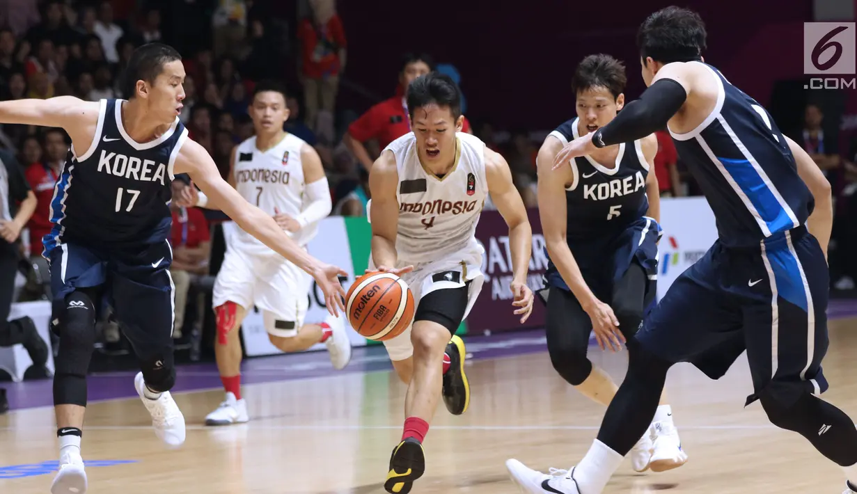 Pebasket putra Indonesia, Abraham Damar Grahita (kanan) mencoba menembus kawalan pemain Korea pada babak penyisihan Grup A Basket Putra Asian Games 2018 di Jakarta, Selasa (14/8). Indonesia kalah 65-104. (Liputan6.com/Helmi Fithriansyah)