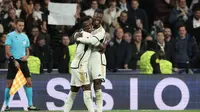 Penyerang Real Madrid Vinicius Junior berselebrasi dengan&nbsp;Eduardo Camavinga setelah mencetak gol kedua timnya dalam laga Grup C Liga Champions melawan Braga di Santiago Bernabeu, Kamis (9/11/2023) dini hari WIB. (Thomas COEX / AFP)