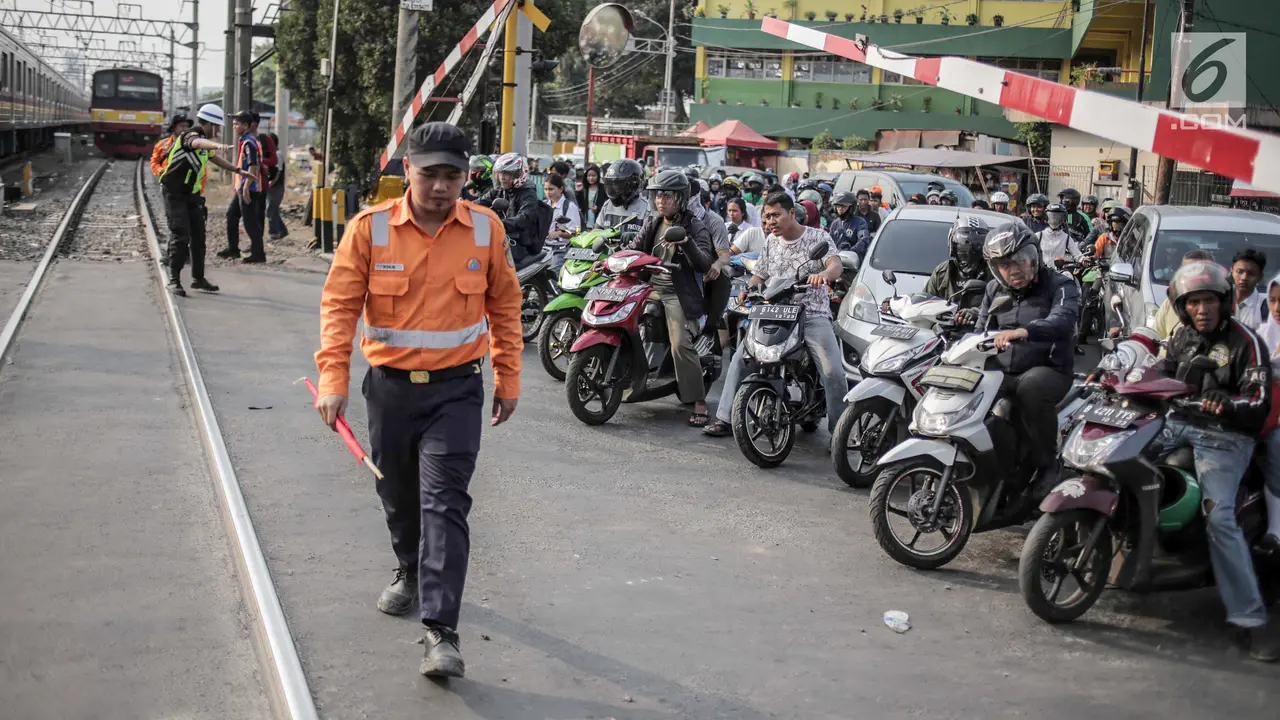Banyak Kecelakaan, KAI Sosialisasi Tertib Lalu Lintas di Perlintasan Kereta Bukit Duri
