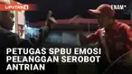 Insiden serobot antrian kembali terjadi di SPBU saat mengisi BBM. Seorang pria bermotor matic hitam menjadi perhatian lantaran menyerobot antrian. Aksinya bukan hanya membuat pelanggan lain geram, namun juga memicu emosi petugas SPBU.