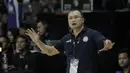 Pelatih Pelita Jaya, Johanis Winar, saat melawan Satria Muda pada game kedua final IBL 2018 di Gor Soemantri Brojonegoro, Jakarta, Sabtu (21/4/2018). Pelita Jaya menang 94-78 atas Satria Muda. (Bola.com/M Iqbal Ichsan)