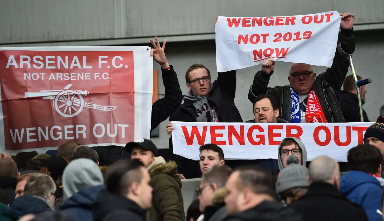 Suporter Arsenal memasang spanduk “Wenger Out” saat laga timnya melawan Brighton pada lanjutan Premier League di American Express Community Stadium, Brighton, (4/3//2018). Arsenal kalah 1-2. (AFP/Glyn Kirk)
