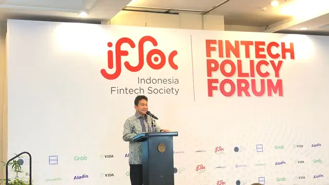 Wakil Ketua OJK Mirza Adityaswara dalam acara Fintech Policy Forum Seri II di Auditorium Center for Strategic and International Studies (CSIS), Jakarta, Selasa (8/8/2023). Mirza mengatakan bahwa kredit pinjol tumbuh tinggi. (Tira/Liputan6.com)